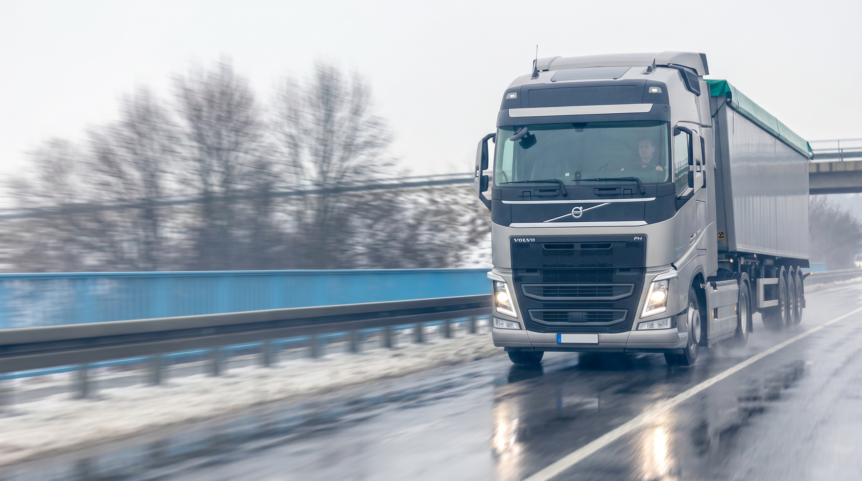 Caminhão cargueiro em rodovia